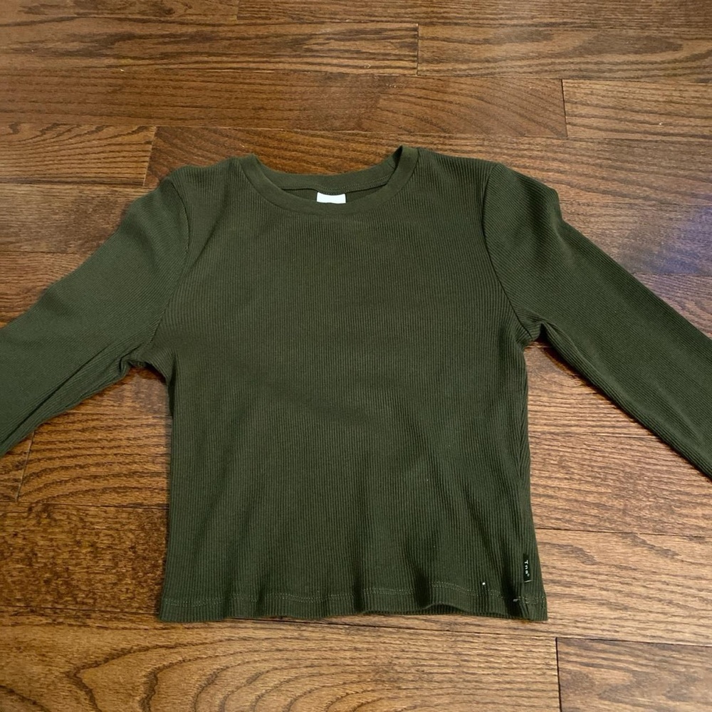 Green Aritzia TNA cropped longsleeve